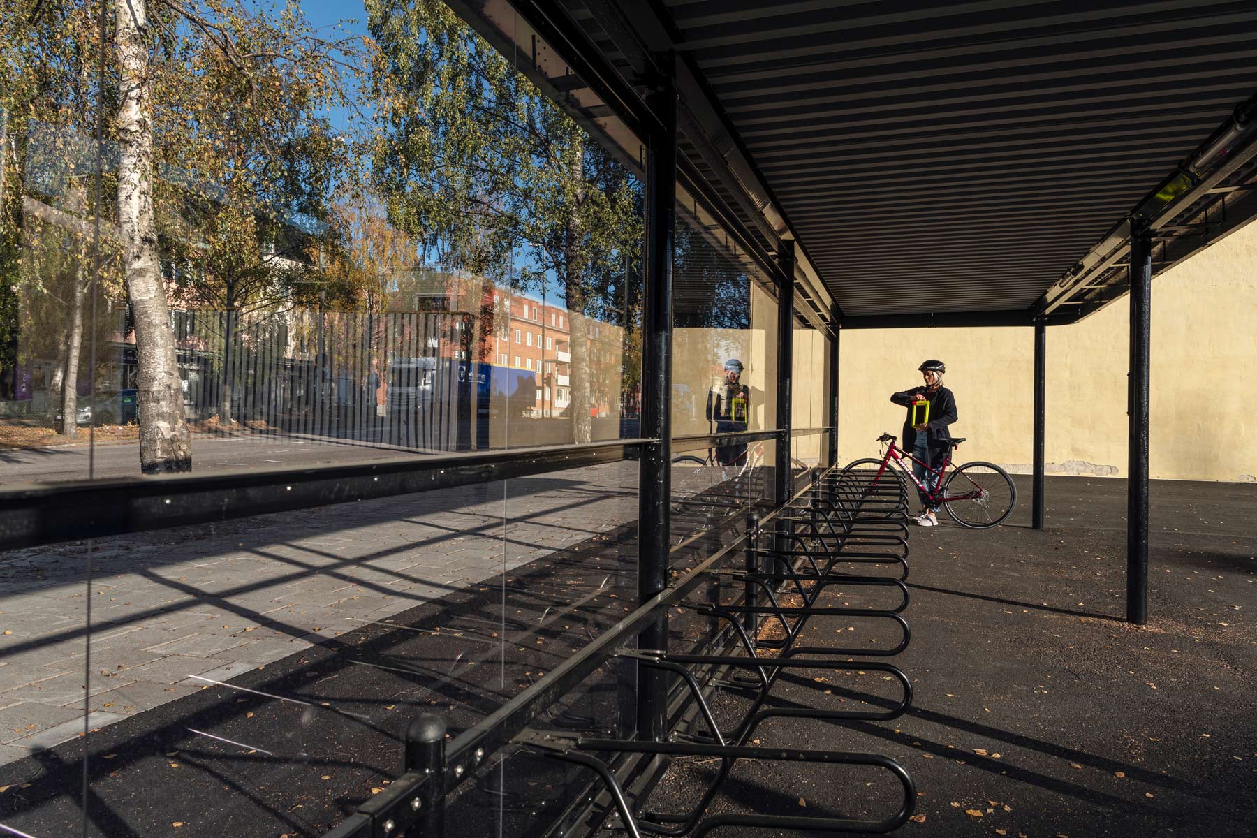 Pyöräkatos seinällä ja pyöräteline Delta