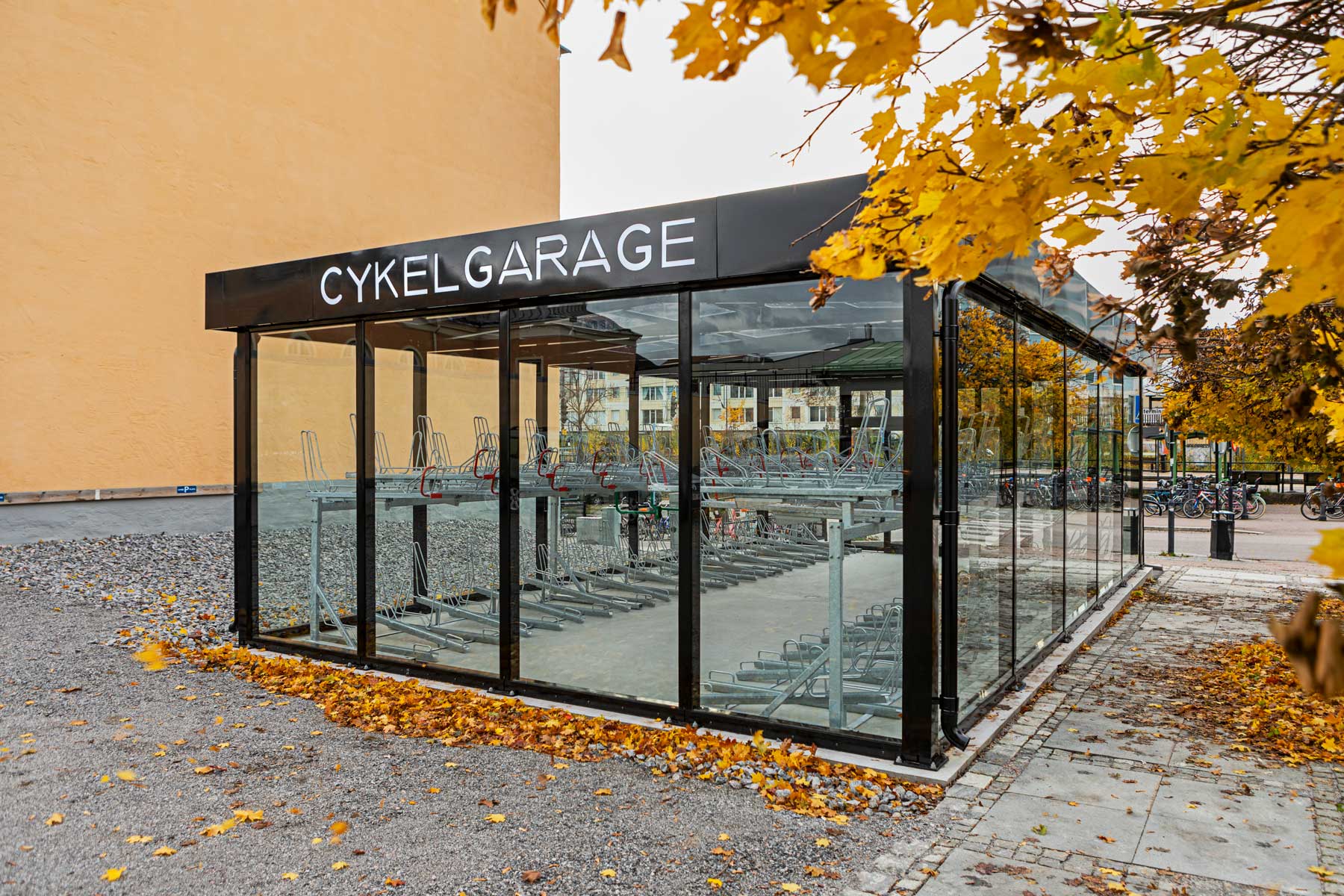 Lasiseinät pyörätallissa