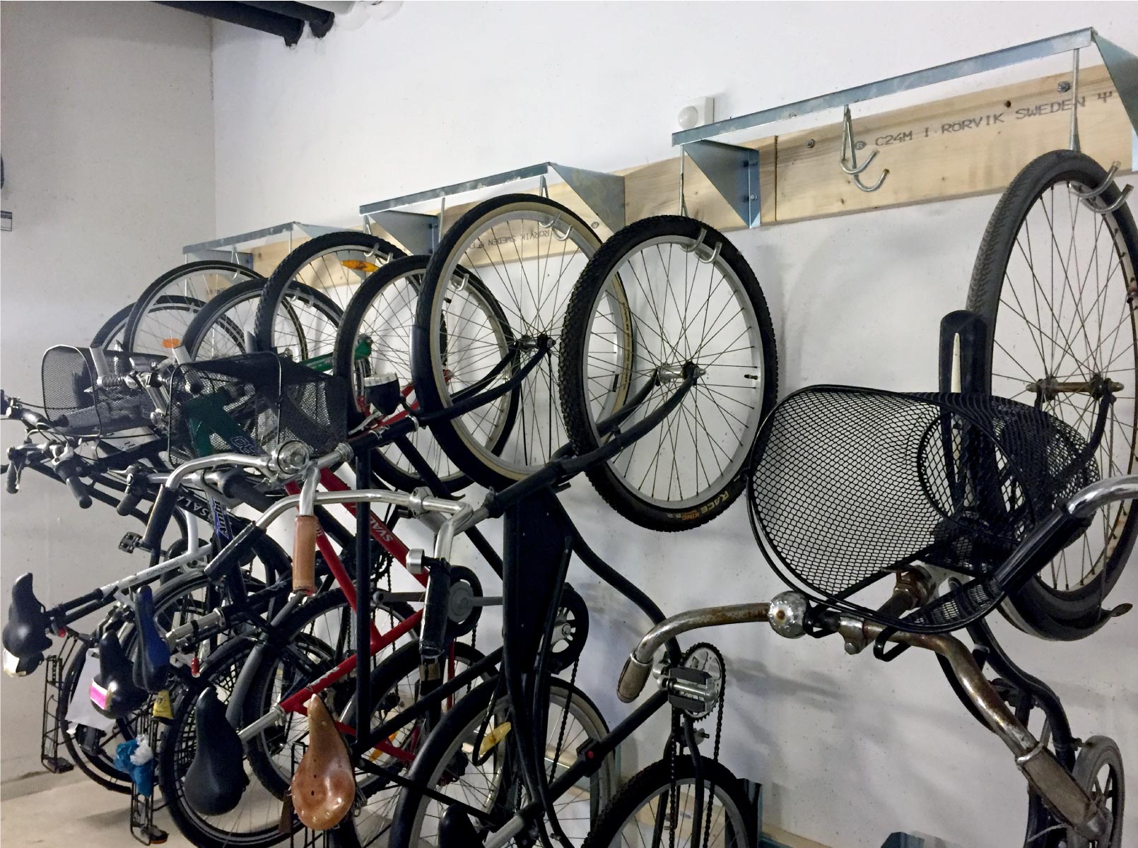 Pyöräteline Rotoflex jossa pyörä ovat pystyasennossa karuselli tyyppisessä telineessä, takrarengas pysyy omassa kourussa joten pyörät ei silloin heilu tai tönii