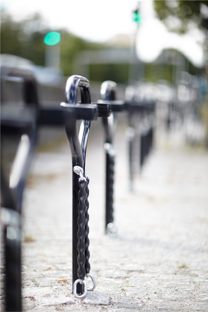 Cyklos Beta pyöräteline kettingillä rivissä