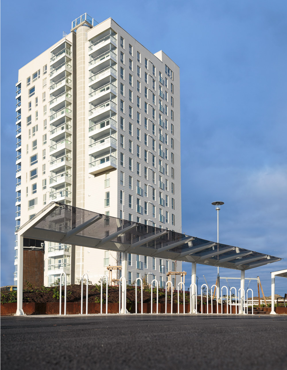 Light pyöräkatos lasin tunteella, neliskulmaiset putket ja katos polykarbonaattia, viimeistely pyöräkatos muotoilullaan, katoksen kanssa voidaan yhdistää runkolukitusteline. Light valkoisilla kattotuilella, kuvan katos Oulusta