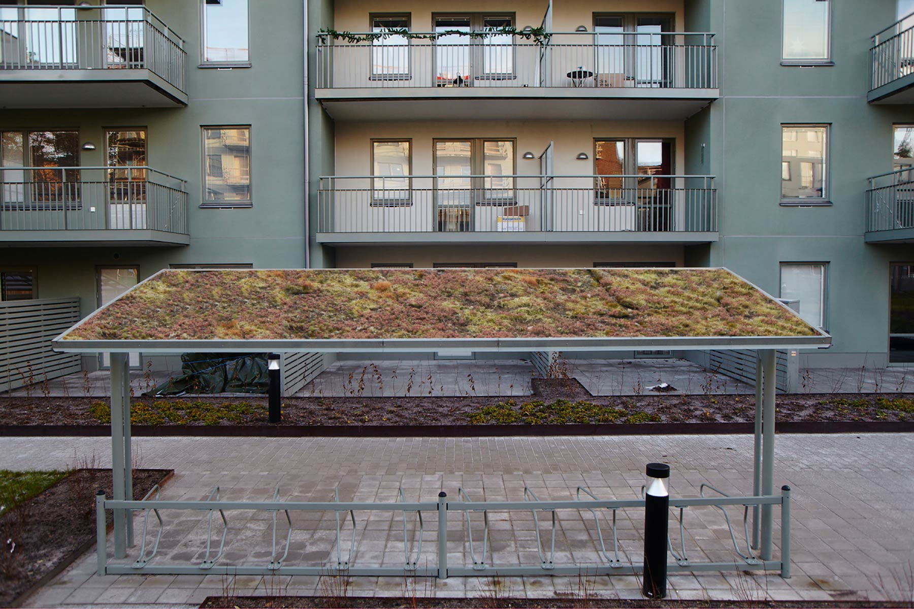 Cyklos KAPPA 5,5 metrin viherkatos polkupyörille, ilman päätytolppaa ja Delta runkolukitusteline, pyöräkatos taloyhtiönpihalla