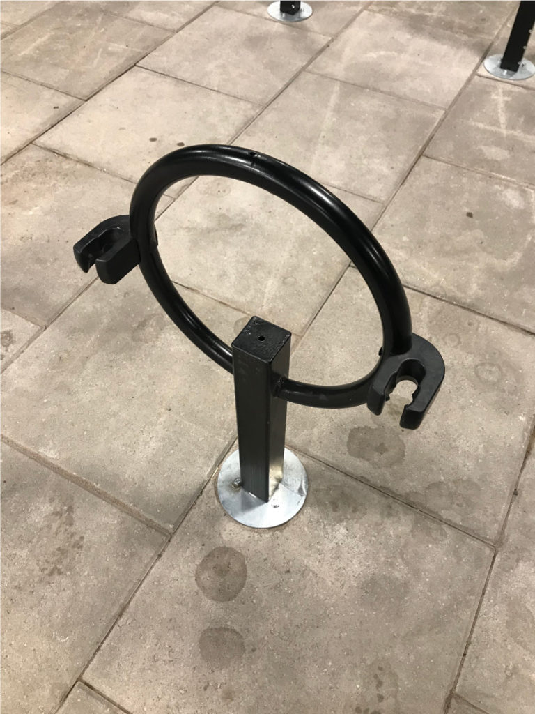 Cyklos pyöräteline OMEGA pidikkeellä ja kiinnitetty kivilaattaan, kuva ylhäältä