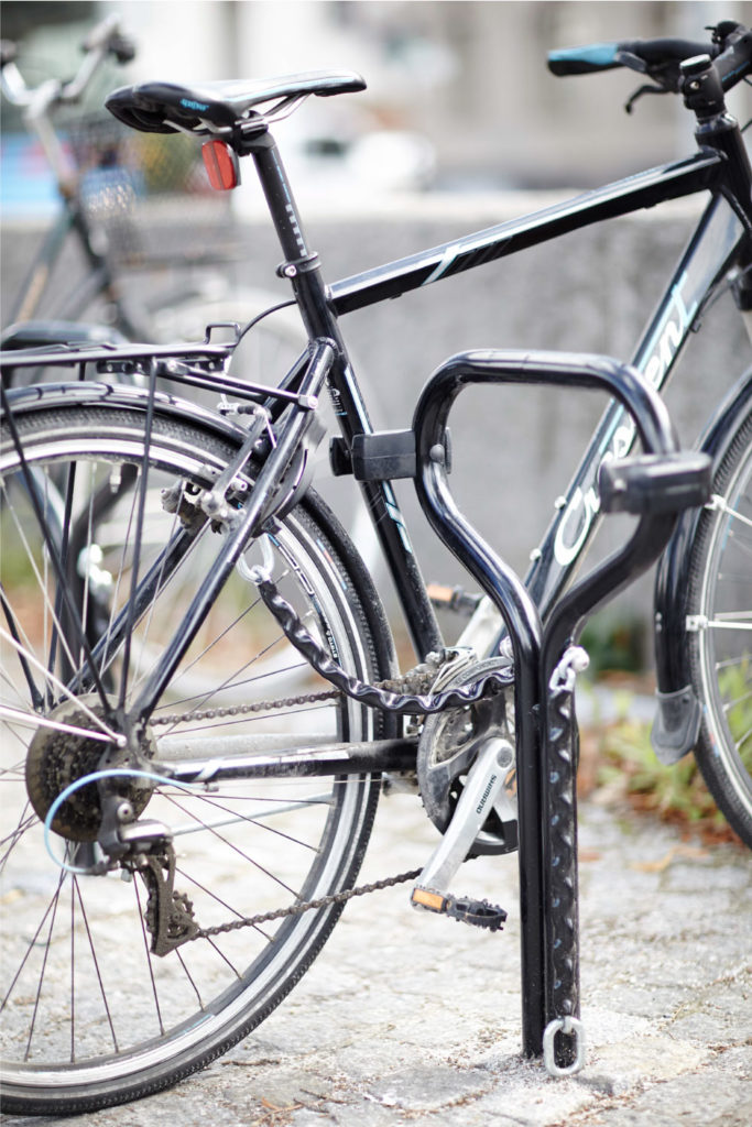 Cyklos Beta pyöräteline ja polkupyörä kiinntetty pidikkeeseen ja kettinkiin