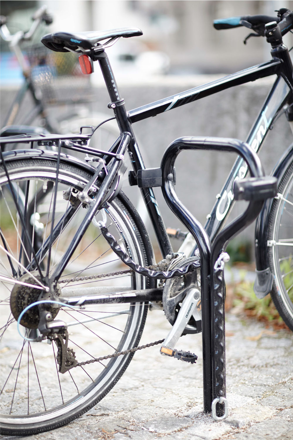 Cyklos Beta pyöräteline ja polkupyörä kiinntetty pidikkeeseen ja kettinkiin