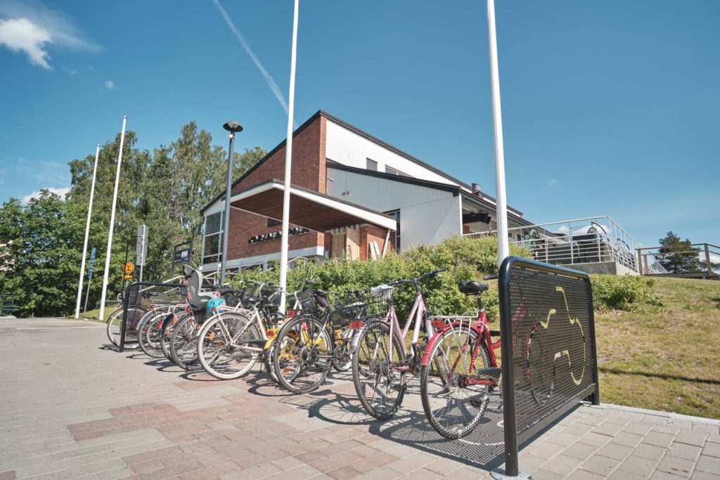 Ilosaaren pyöräteline DELTA raviontolan ulkopuolella