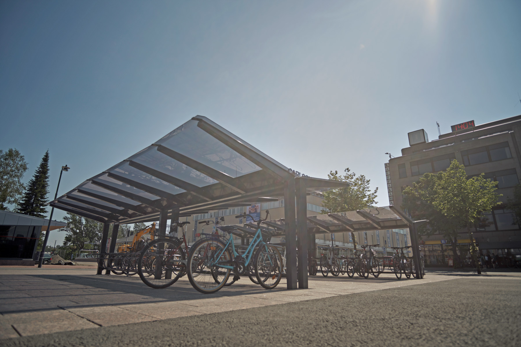 Pyöräkatokset Joensuun torilla Cyklokselta, kaksipuolinen LIGHT ja kaksipuolinen pyröäteline DELTA.