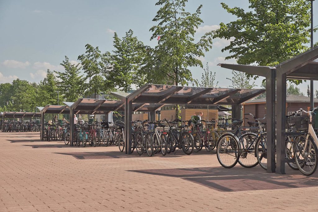 Pyöräkatokset Joensuun Siltakadulla Cyklokselta, kaksipuolinen LIGHT ja kaksipuolinen pyröäteline DELTA.