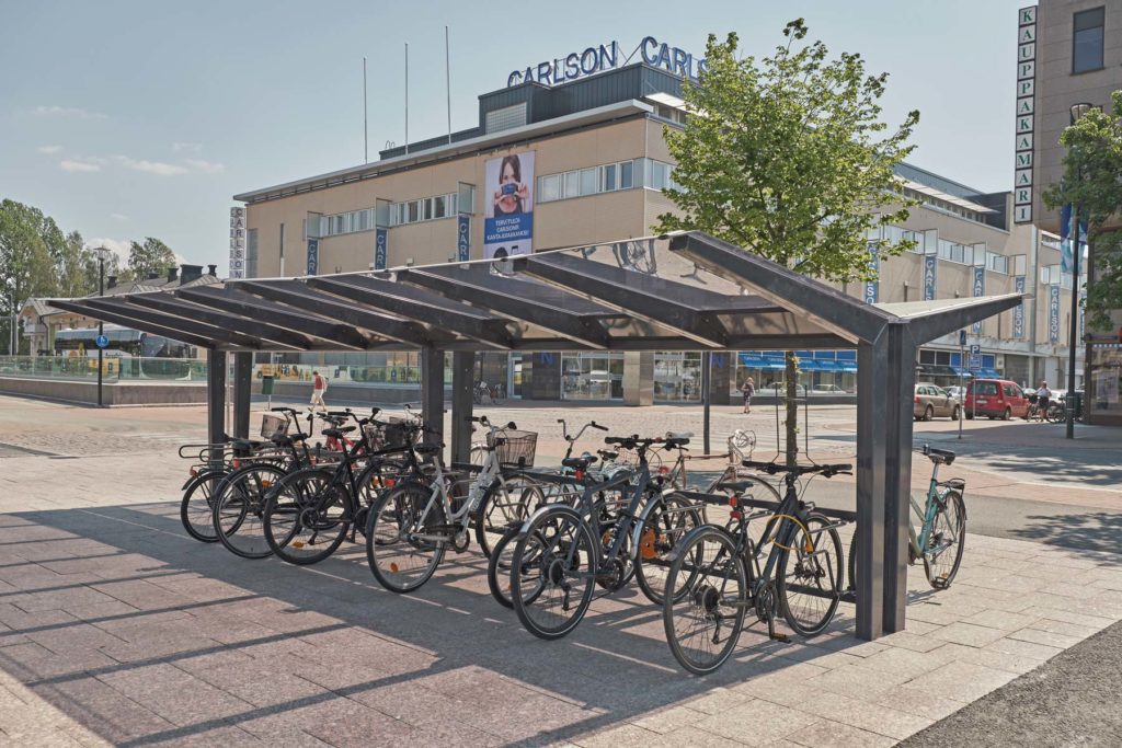 Pyöräkatos harmaana LIGHT Cyklokselta pyöräteline Deltalla Joensuu torilla.