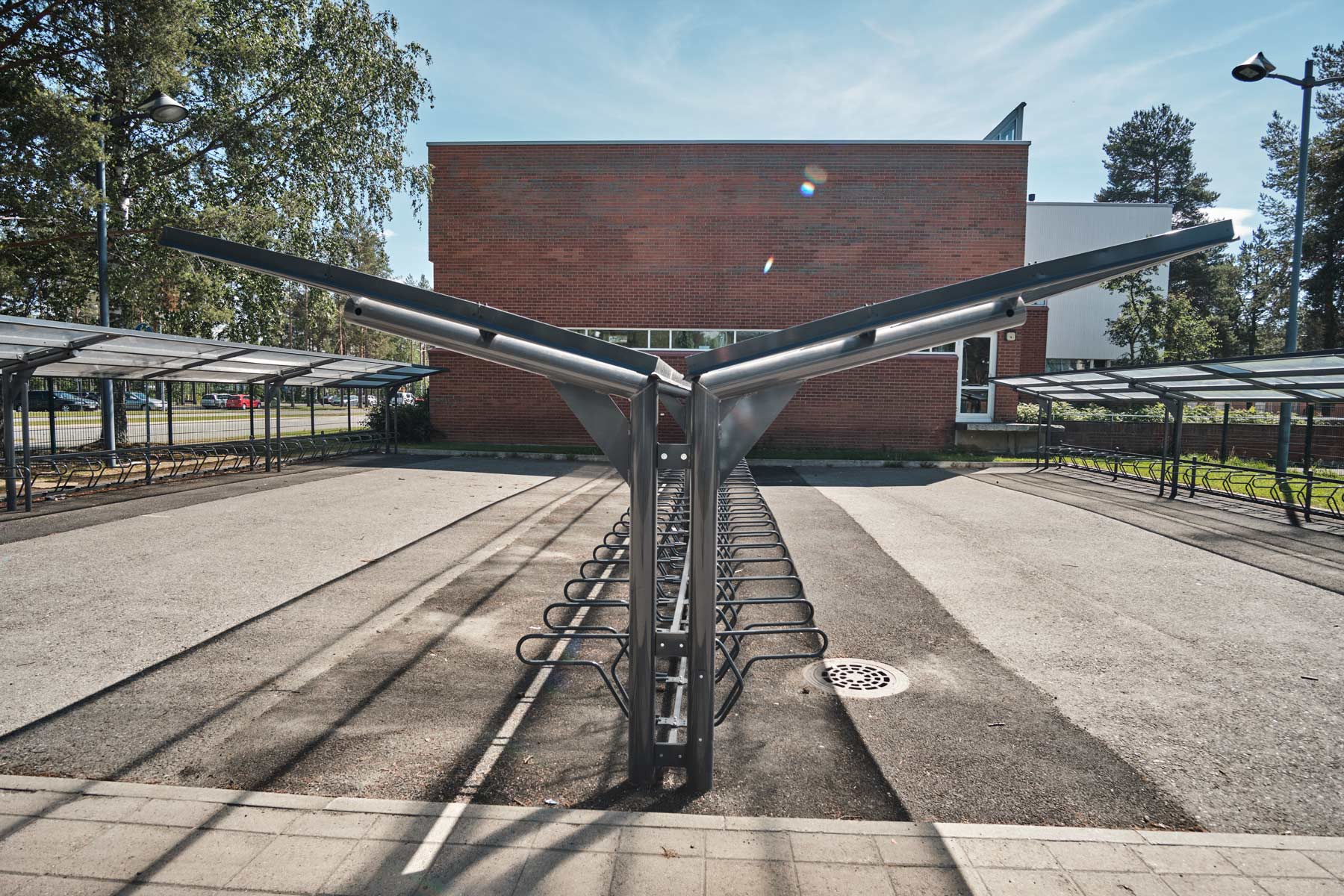 Cyklos YPSILON kaksipuolinen pyöräkatos päädystä katsottuna