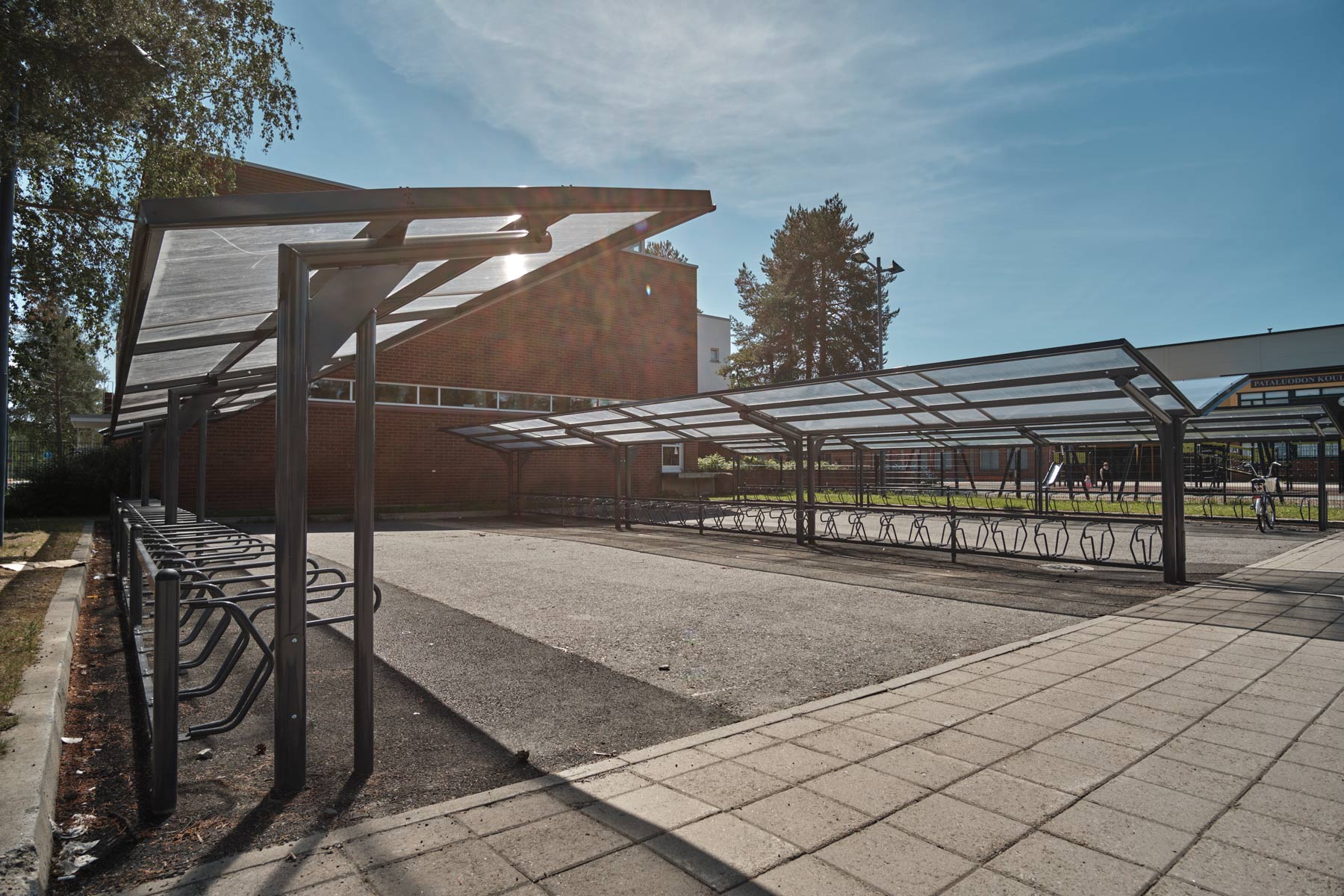 Pyöräkatokset Kappa sekä Ypsilon Pataluodon koululla Joensuussa, runkolukitusteline Delta