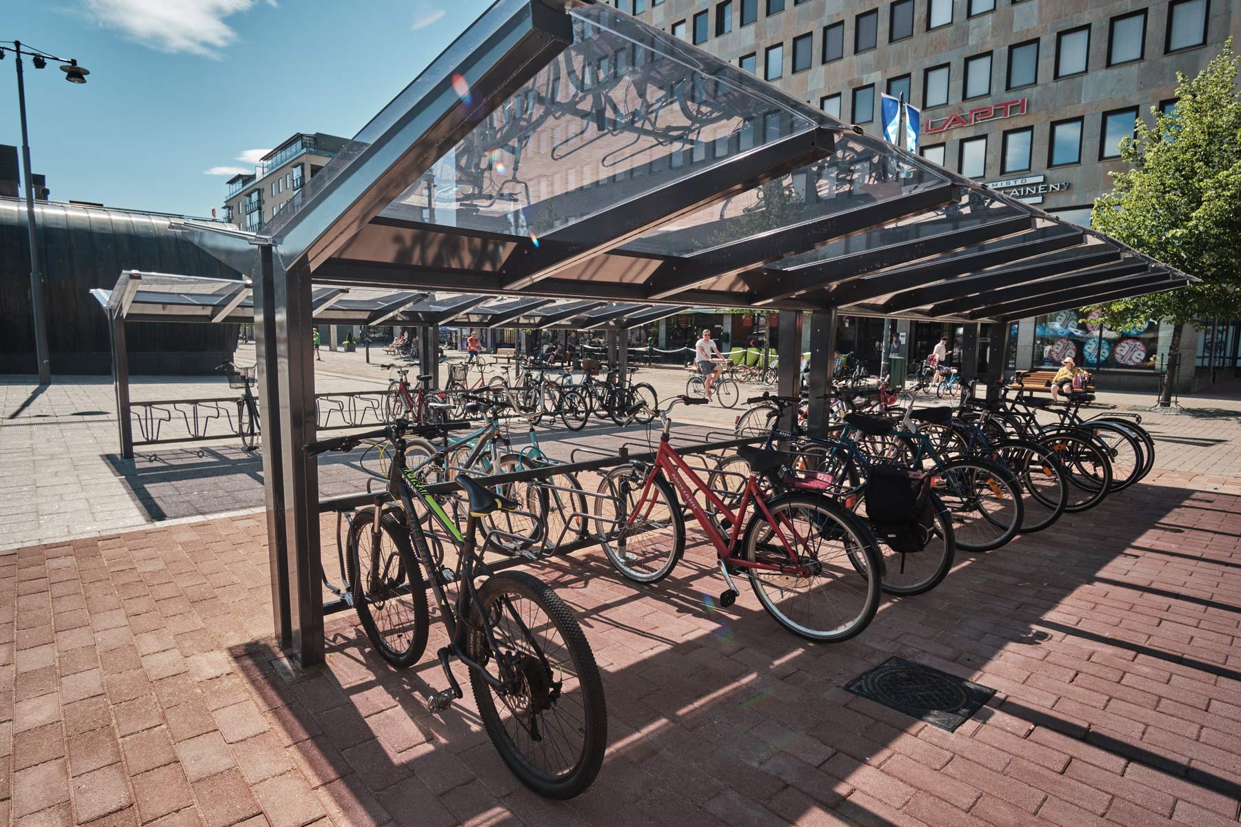 Lasimainen ja läpinäkyvä katos LIGHT pyöräkatoksella, Joensu tori kesällä 2019