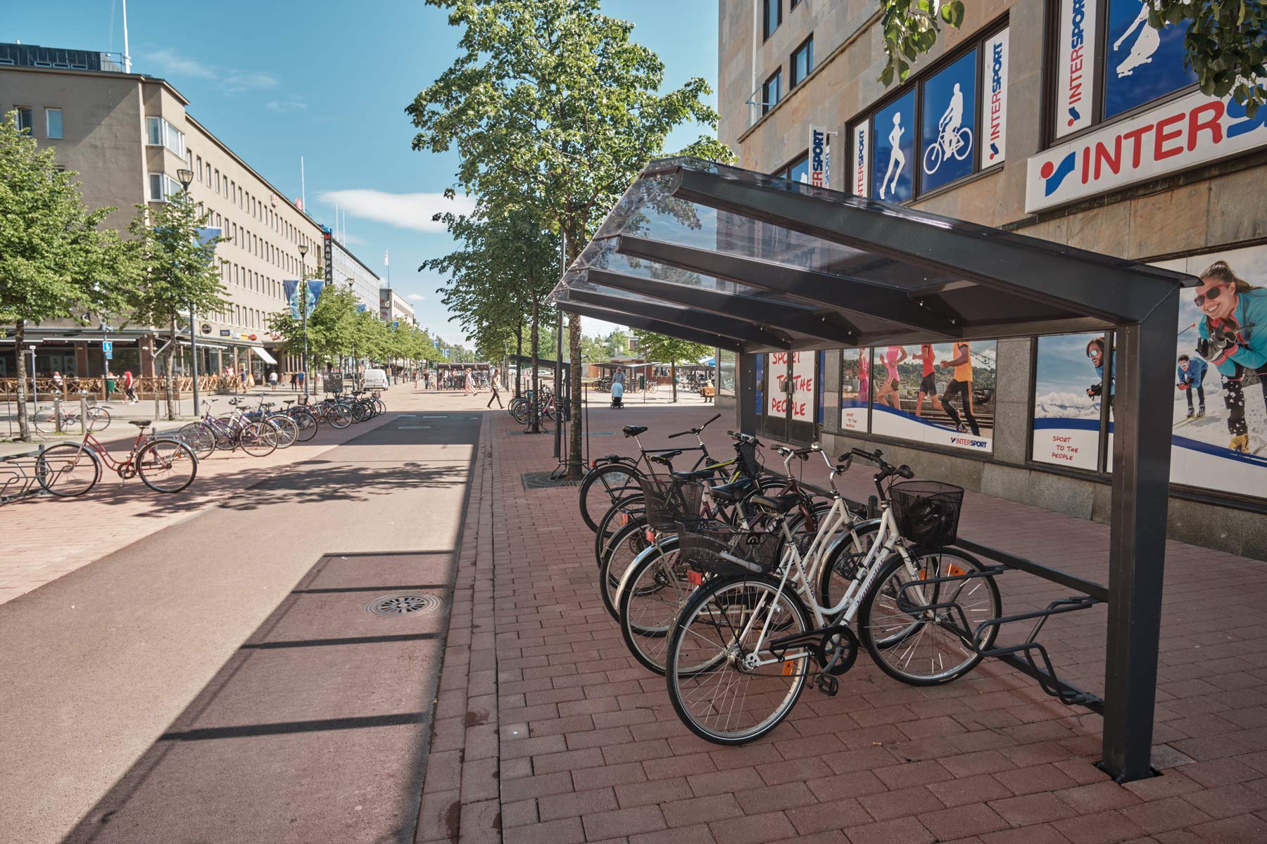 Lasimainen ja läpinäkyvä katos LIGHT pyöräkatoksella, Joensu siltakadulla kesällä 2019