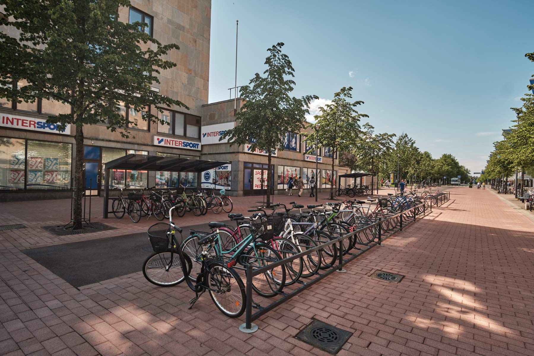 Lasimainen ja läpinäkyvä katos LIGHT pyöräkatoksella sekä pyöräteline Delta, Joensu tori kesällä 2019