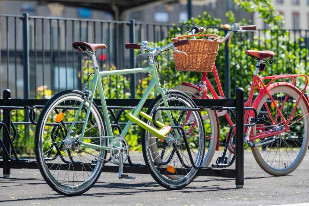 Kaksipuolinen pyöräteline kahdella pyörällä runkolukituksella Cyklokselta