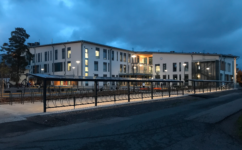 Pyöräkatos Kinnarin koululla ilta valaistuksella