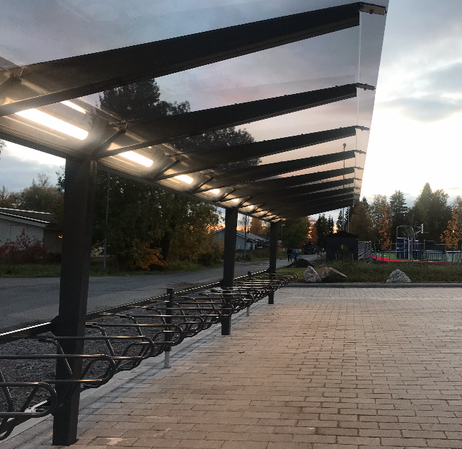 Pyöräkatos Kinnarin koululla ilta valaistuksella