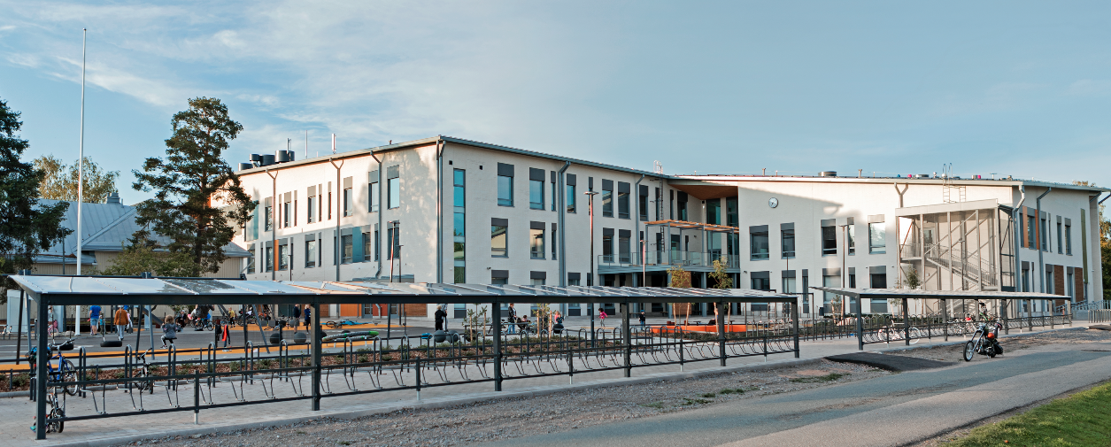 Kinnarin koulu ja pyöräkatokset