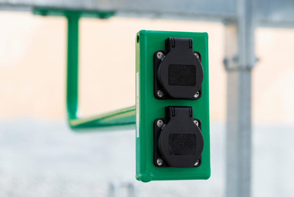 Sähköpyörien latauspiste pyörätallissa