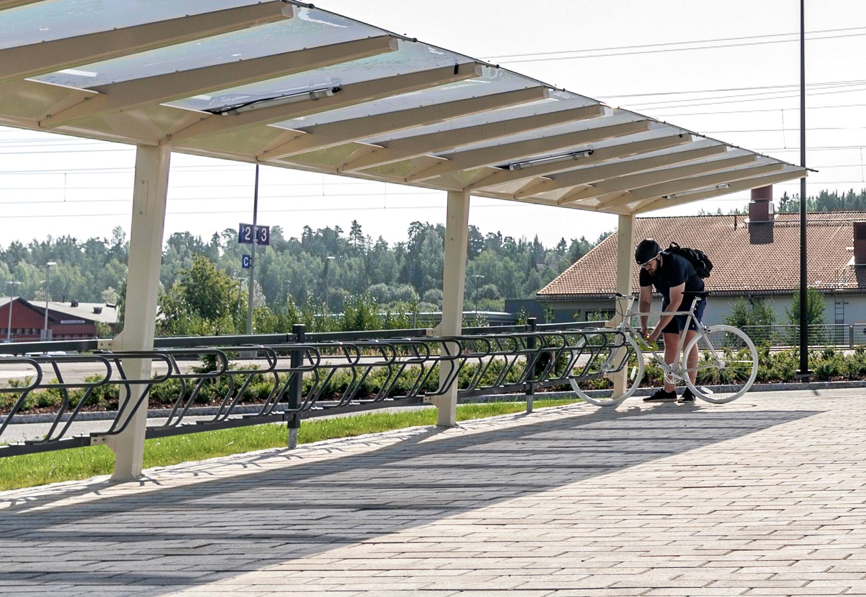 Lasikatos pyöräkatoksella