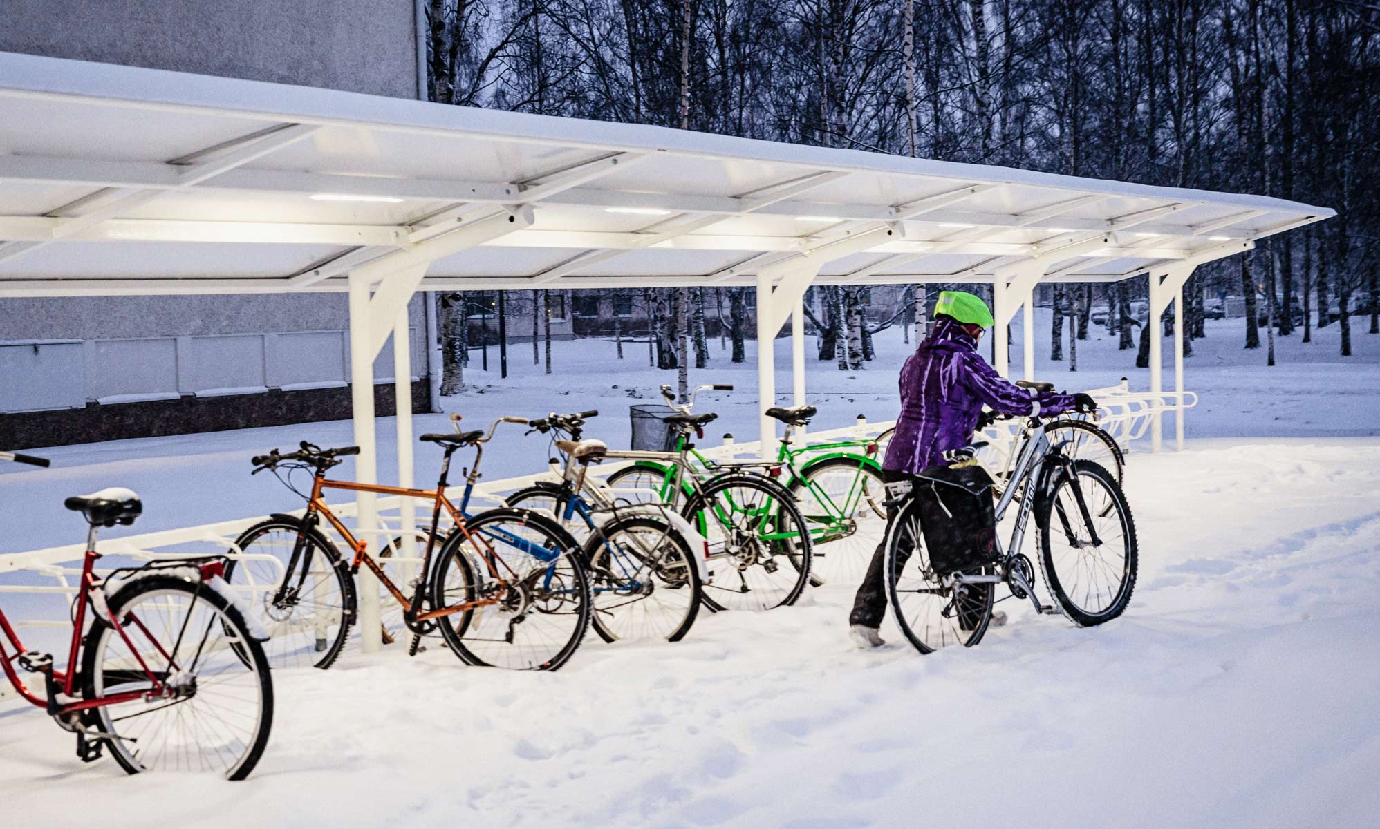 talvipyöräilyä ja pyöränsäilytys katoksen alla