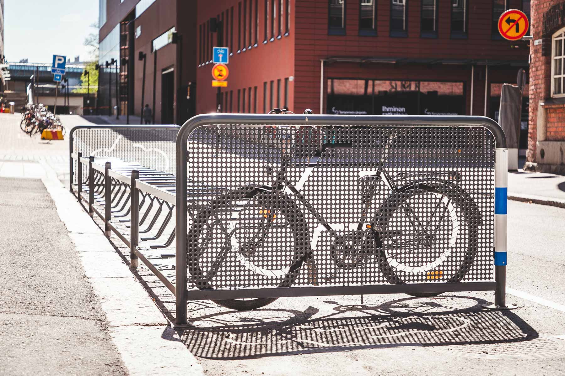 Pyöräteline Tampereella kadunvarrella