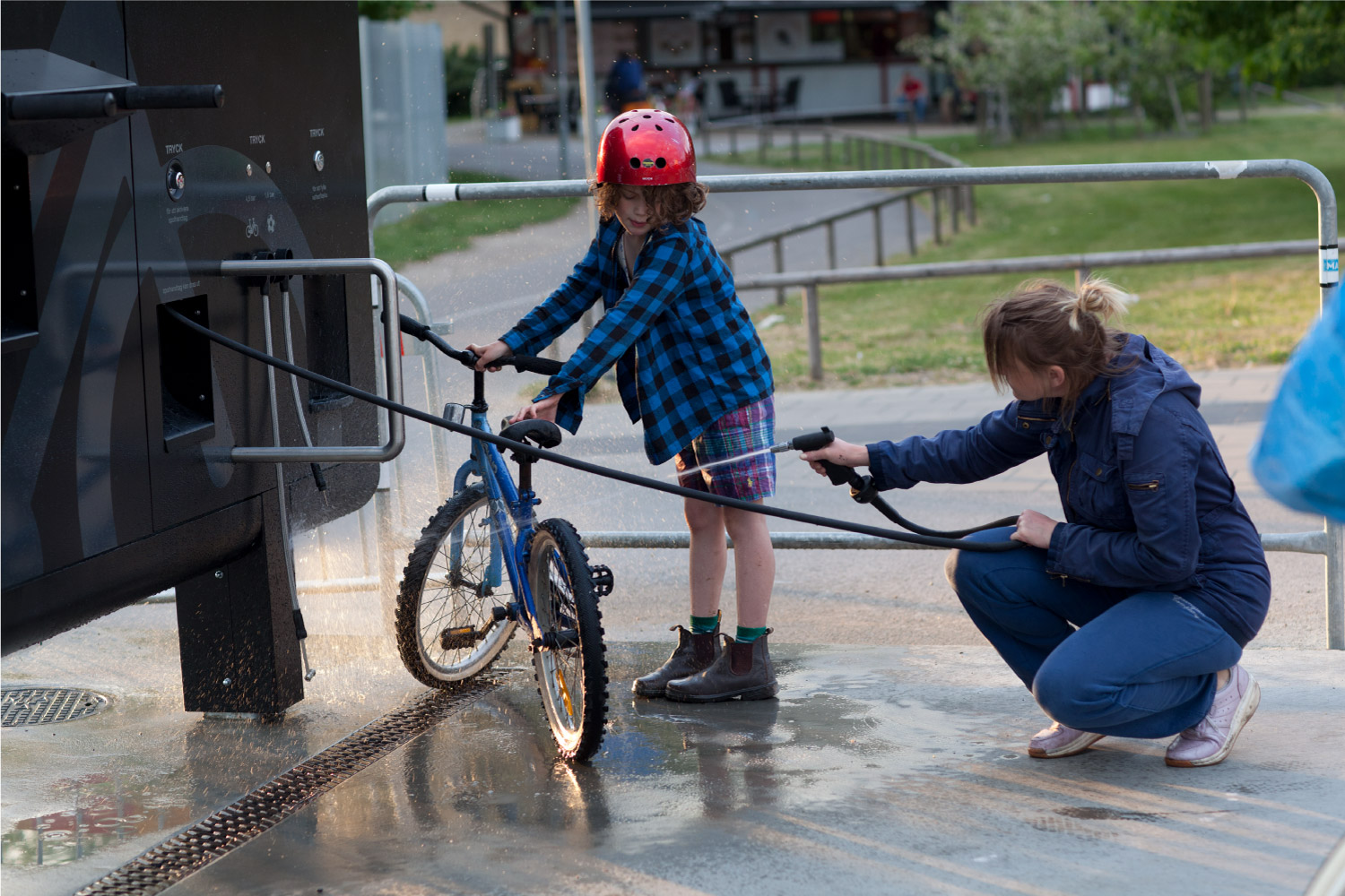 Cyklos cykelservicestation GRAND i Malmö används för rengöring av cykel.