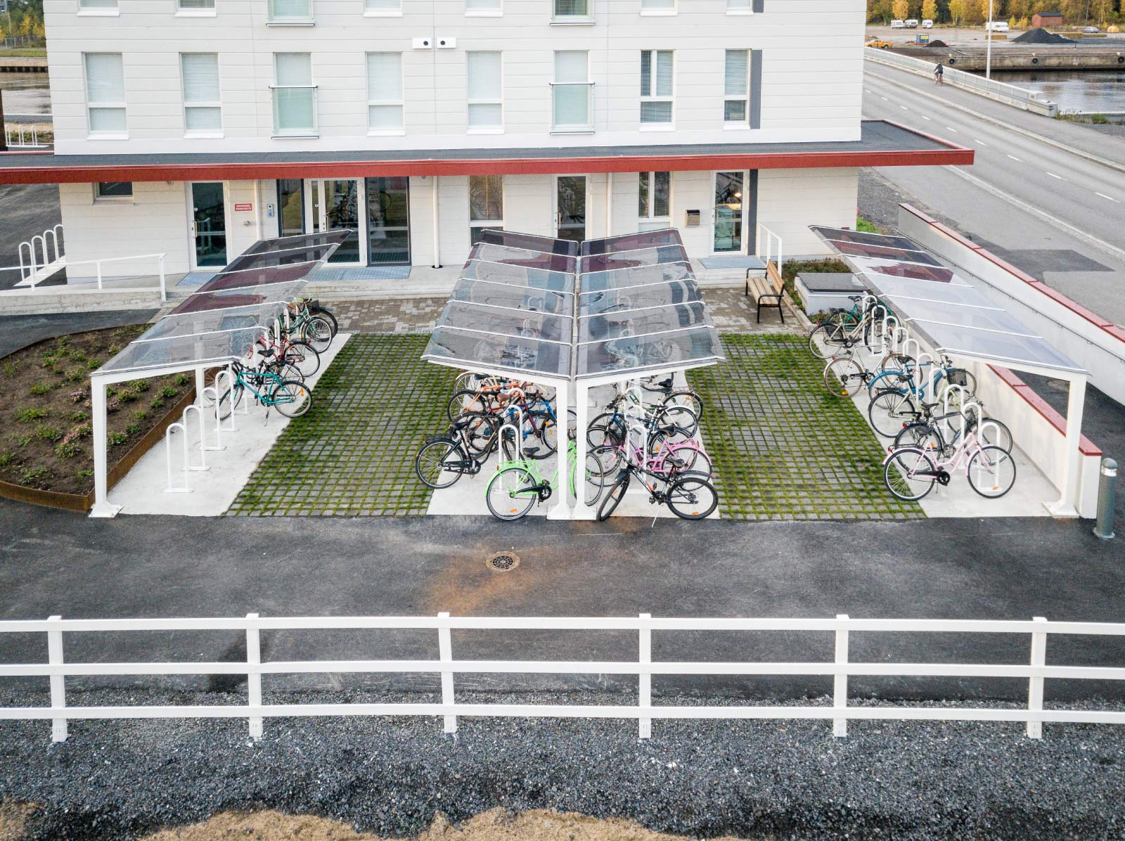 Cyklos LIGHT Cykeltak och väderskydd i Finland med flera parkerade cyklar