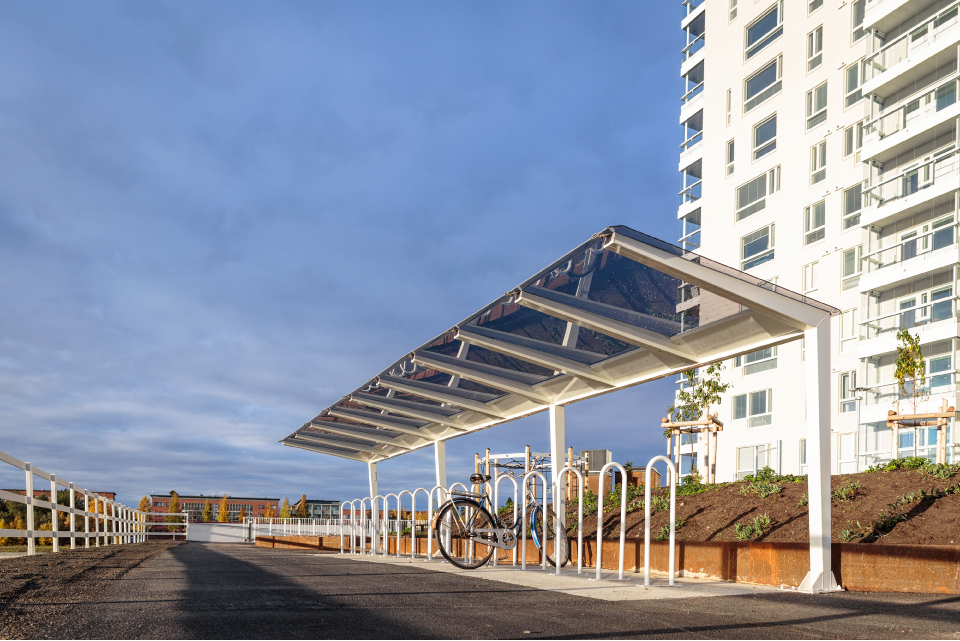 Cyklos LIGHT Cykeltak och väderskydd i Finland med en parkerad cykel