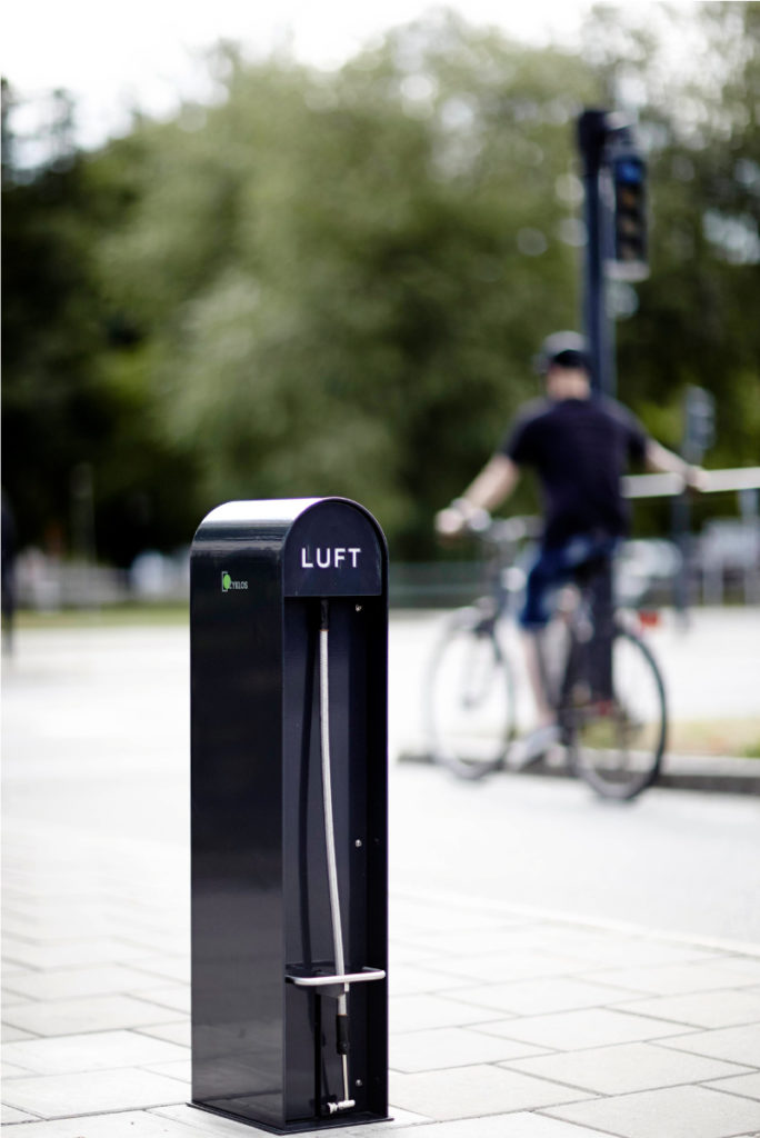 Cyklos WAVE air manuell cykelpump för offentlig utemiljö med logotype.