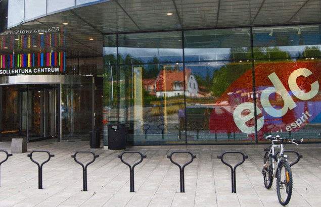 Cykel fastlåst i BETA cykelpollare från Cyklos utanför Sollentuna centrum