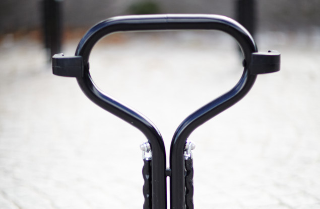 Cyklos BETA cykelpollare med cykelhållare och kätting och hållare i plast