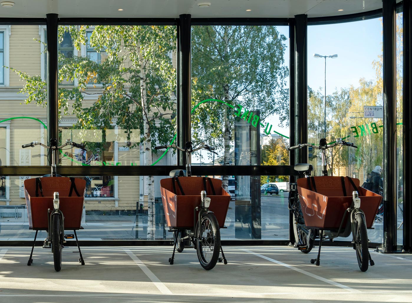 Cykelgarage FLOW med parkerade ellådcyklar