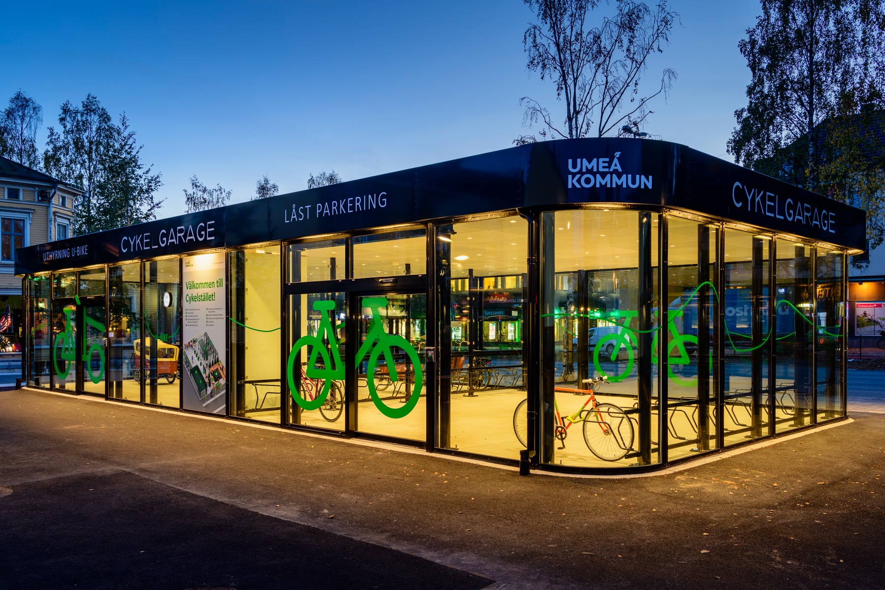 Cykelgarage FLOW för offentlig miljö lyser upp i kvällsskymningen i Umeå