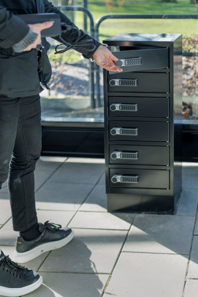 Laddskåp för elcyklar till cykelgarage