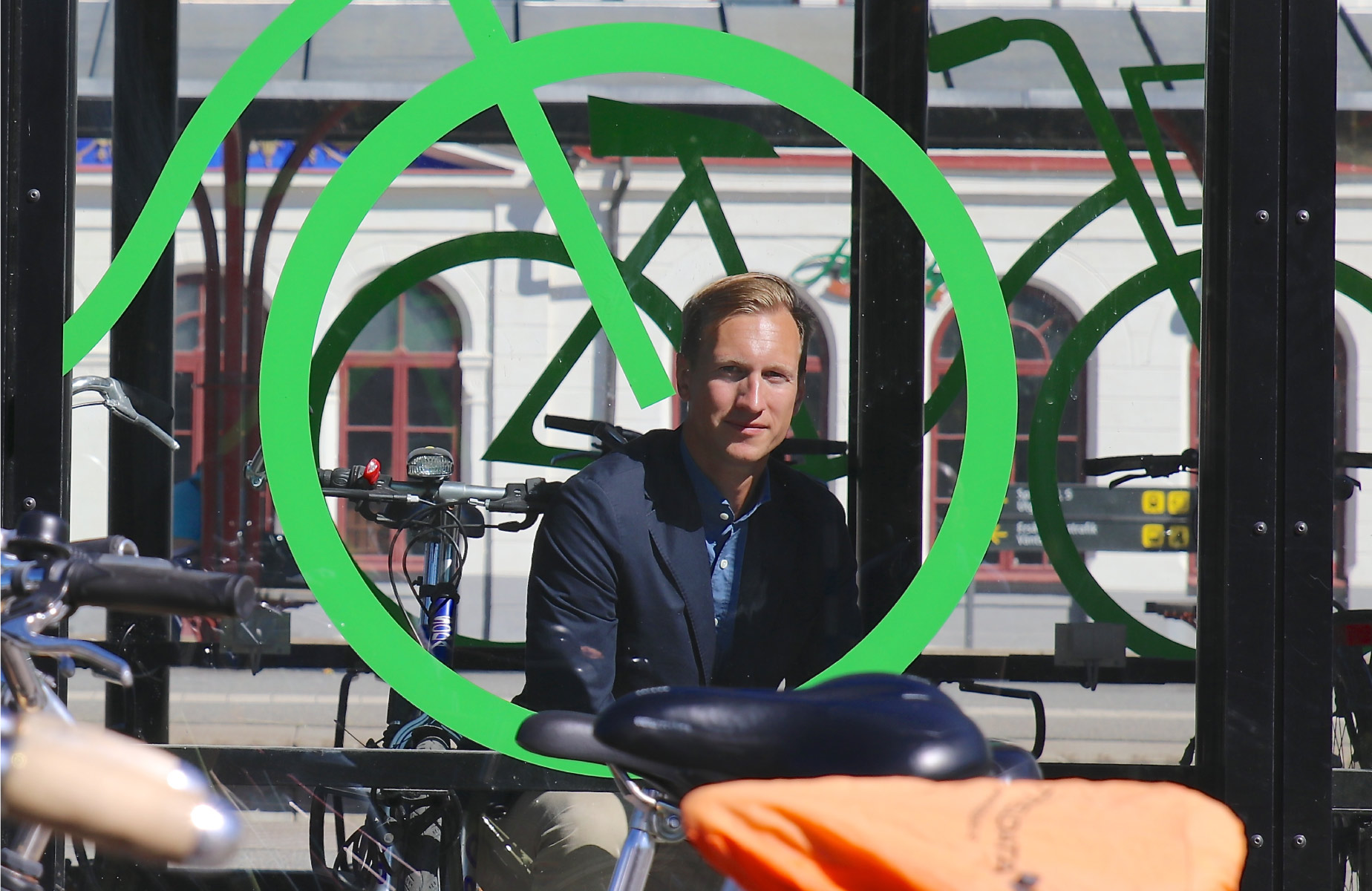 Cyklos VD Johan Persson blir fotograferad genom glaset på FLOW Cykelgarage i Katrineholm inför intervju i Dagens Industri.