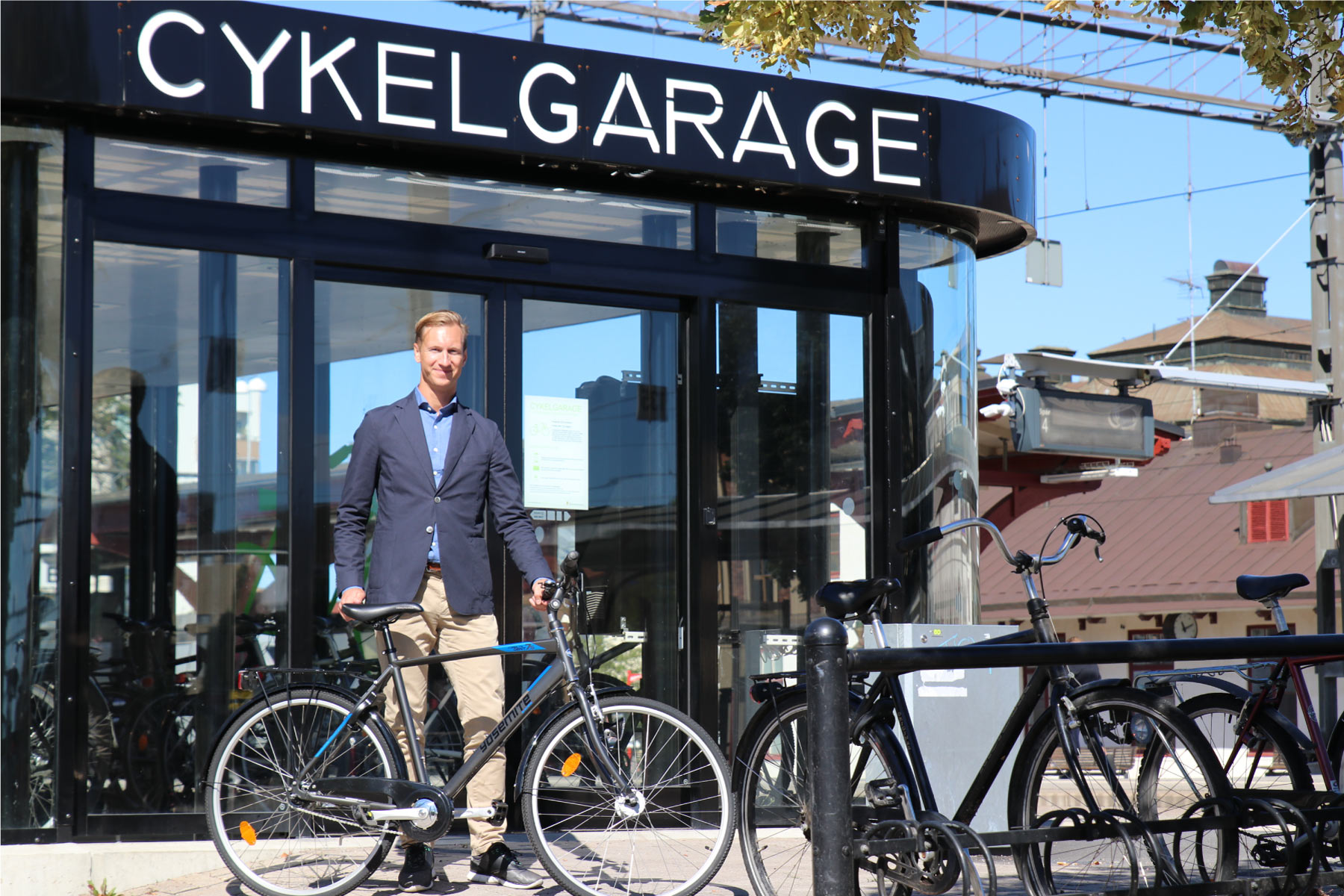 Cyklos VD Johan Persson blir fotograferad framför FLOW Cykelgarage inför intervju i Dagens Industri.