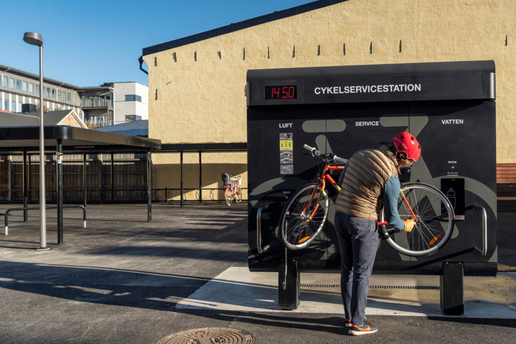Cyklist mekar med sin cykel på en cykelservicestation från Cyklos