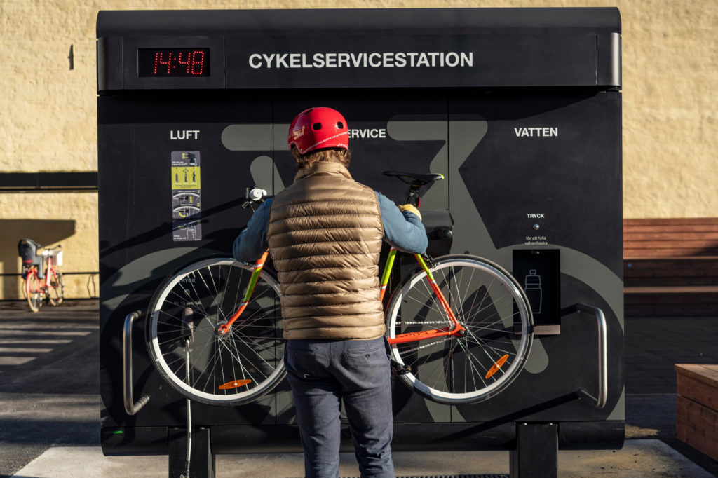 Cyklist hänger upp sin cykel på en cykelservicestation från Cyklos