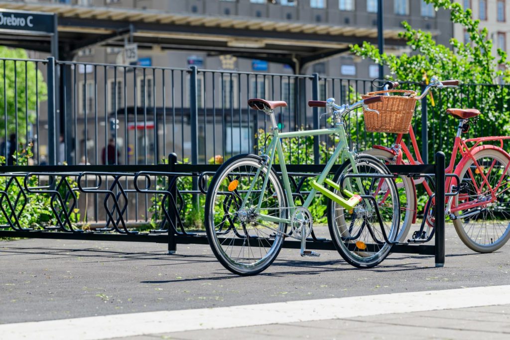 Dubbelsidigt cykelställ DELTA med ramlåsning