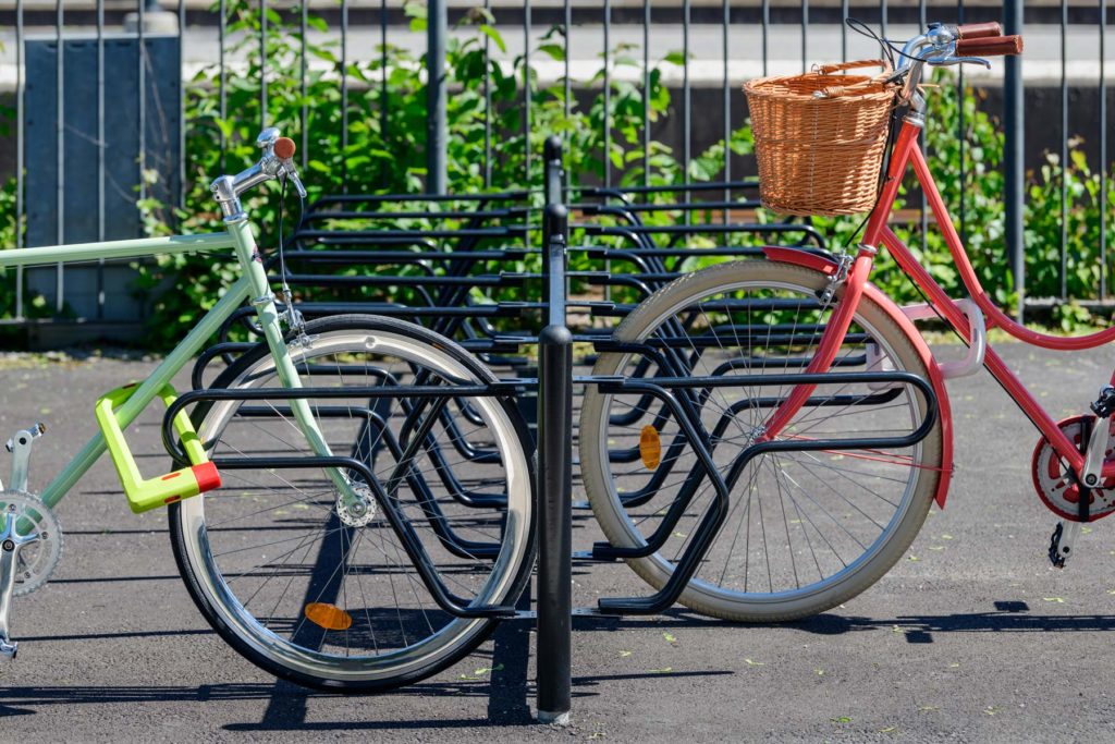 Cykelställ och två cyklar som är fastlåsta i ramen