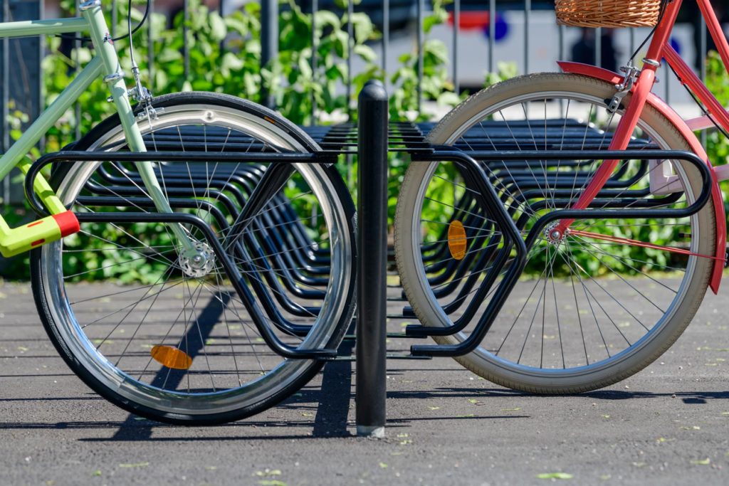 Cykelställ och två cyklar som är fastlåsta i ramen