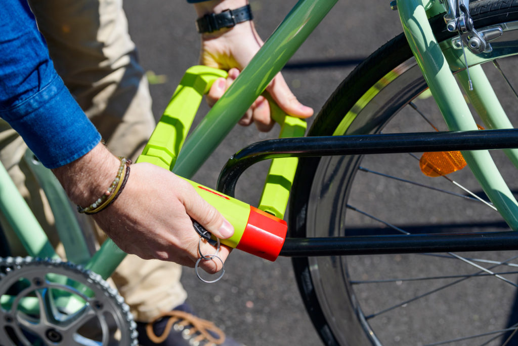 Närbild på ramlåsningsfunktionen på cykelstället DELTA från Cyklos