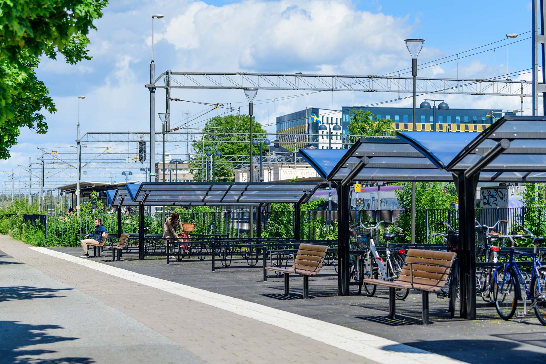 Cykeltak på två sidor utanför Örebro centralstation.