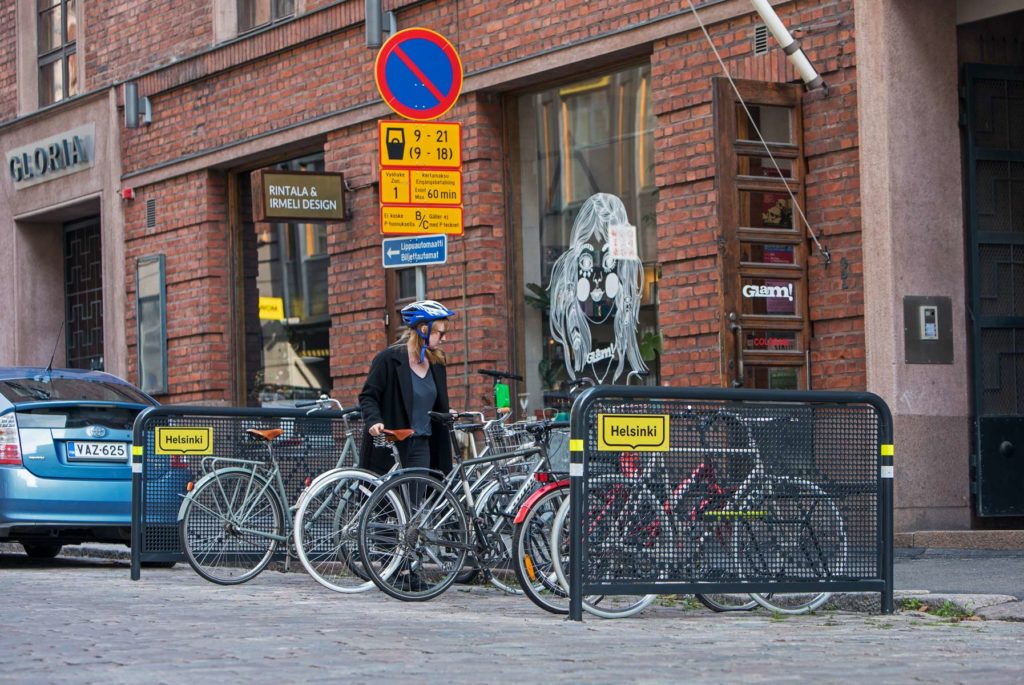 Cykelhage som skyddar cykelställ i gatumiljö