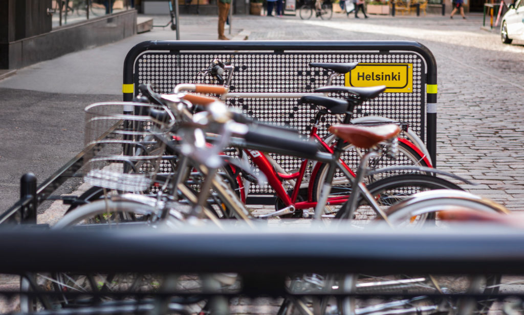 Cykelhage som skyddar cykelställ på gågator