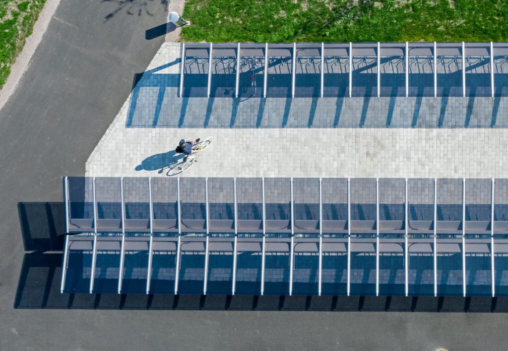 Cykelparkering i offentlig miljö med glastak