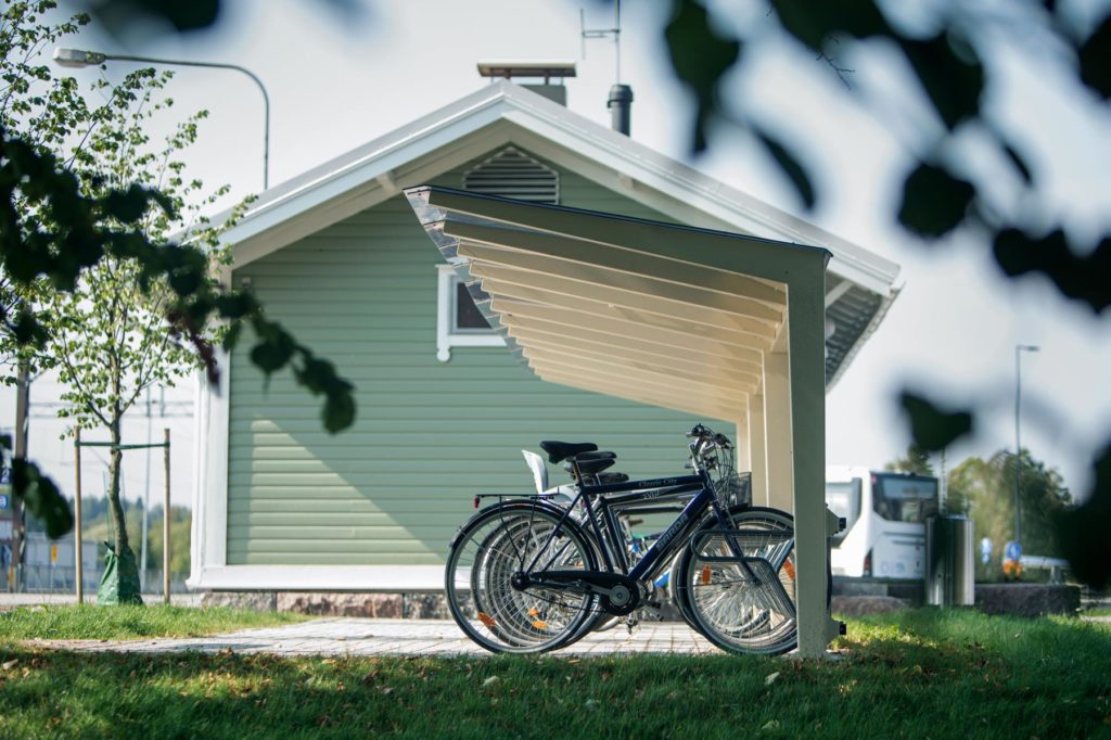 Robust cykeltak i stål med ramlåsning