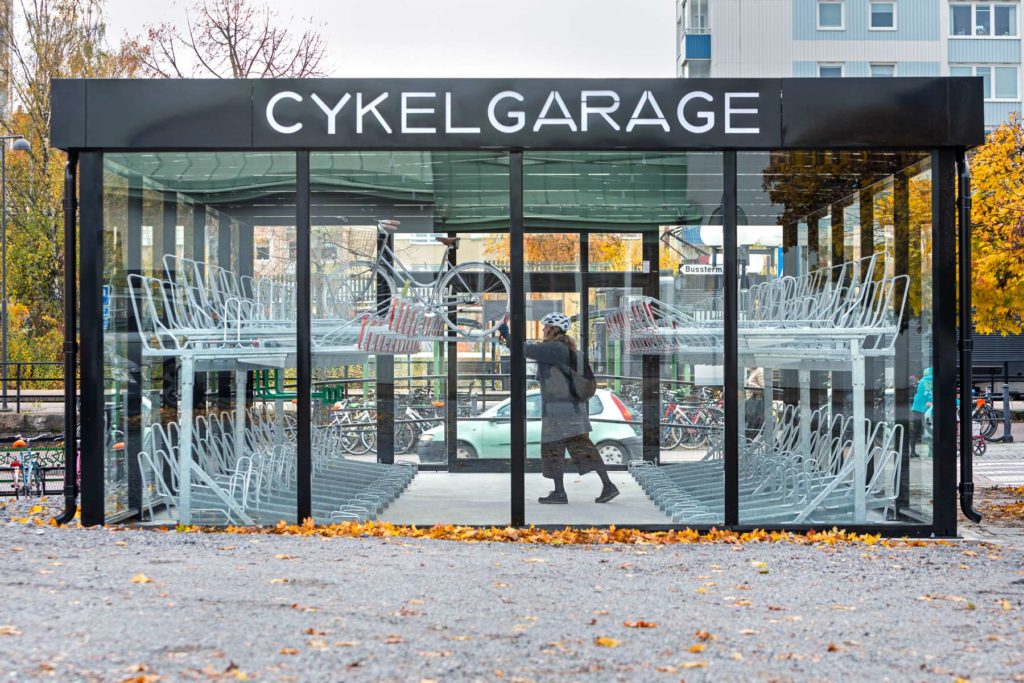 Cykelgarage med glasväggar och tvåvåningsställ