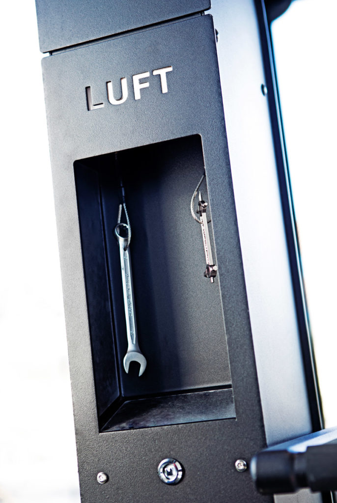 Cykelservicestation med pump och två verktyg